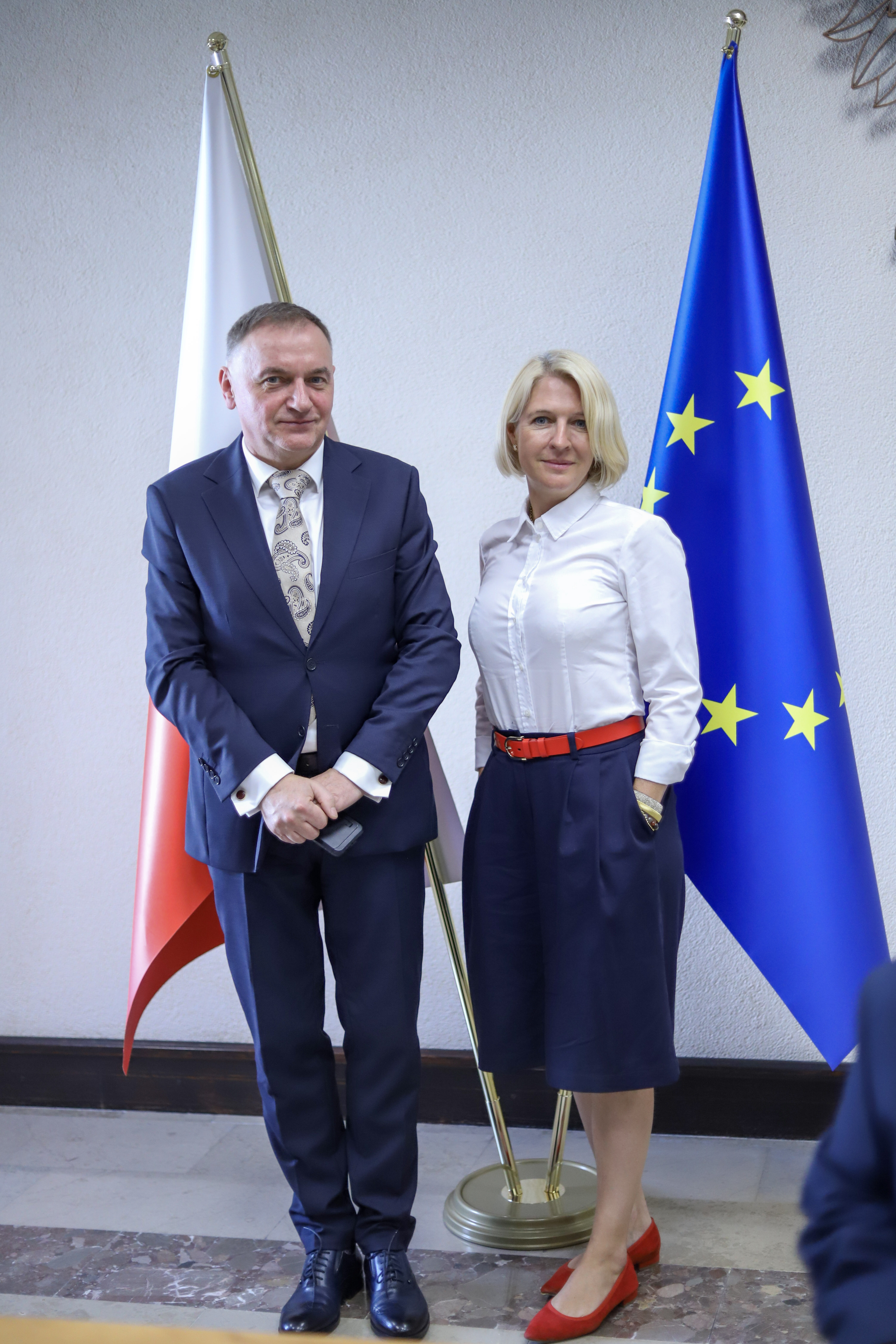 Zdjęcie przedstawia Prezesa Sądu Apelacyjnego w Białymstoku oraz Dyrektora Departamentu Kadr i Organizacji Sądów Powszechnych i Wojskowych