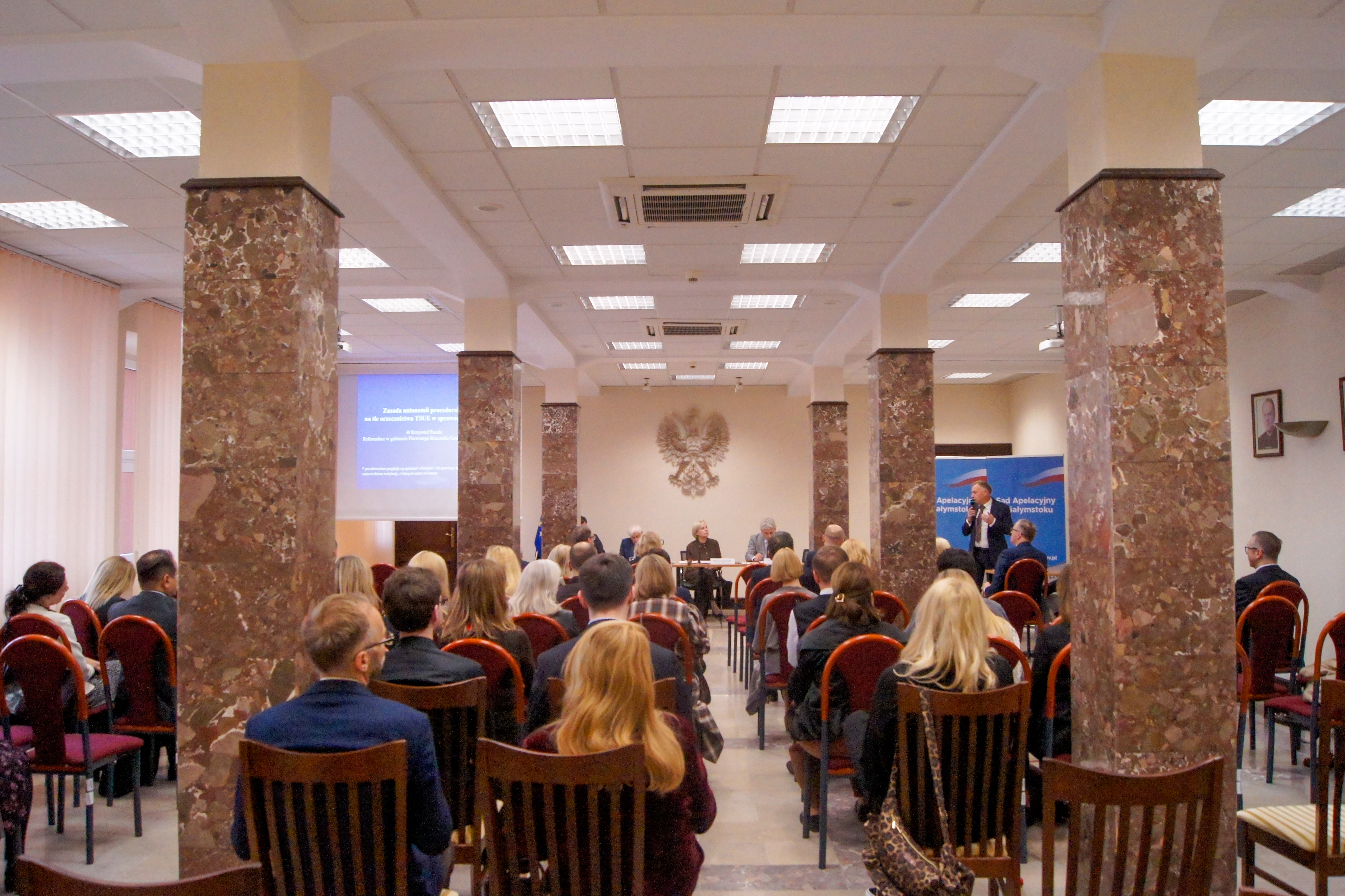 Zdjęcie przedstawia widok sali konferencyjnej wraz z uczestnikami.