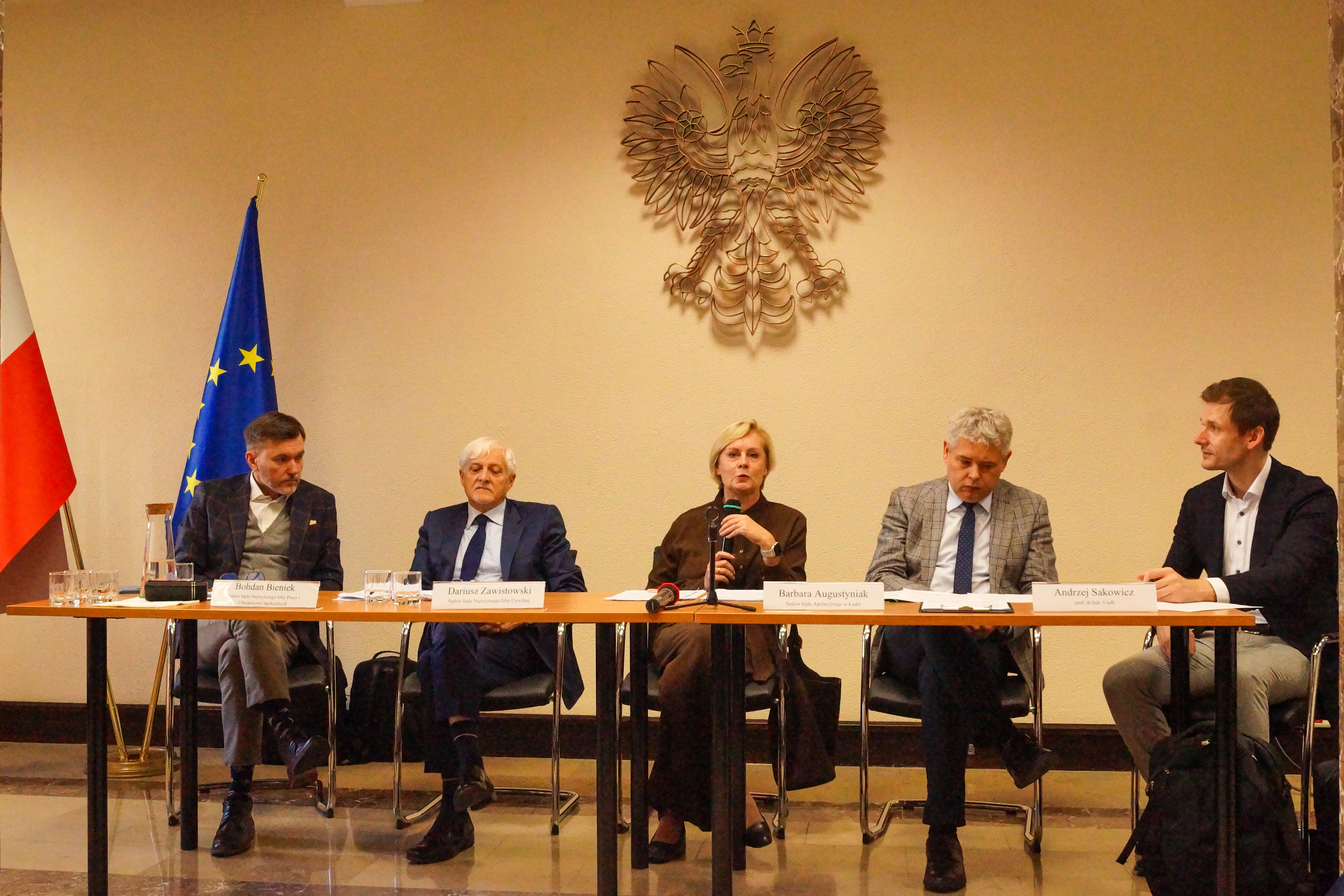 Zdjęcie przedstawia prowadzących seminarium od lewej: SSN Bohdan Bieniek, SSN Dariusz Zawistowski, SSA w Łodzi Barbara Augustyniak, prof. dr hab UwB Andrzej Sakowicz.