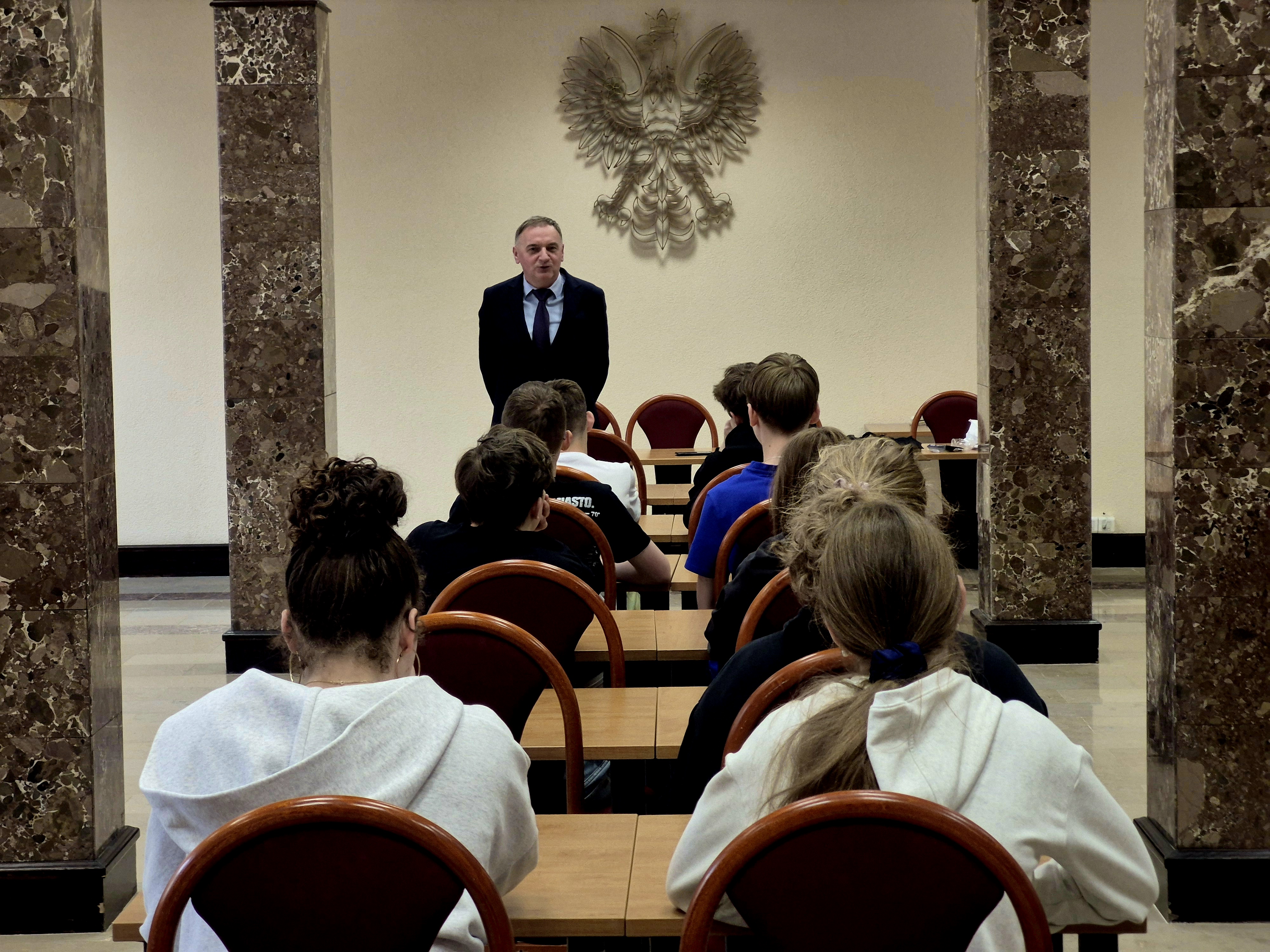 Zdjęcie nr 1 Prezes Sądu Apelacyjnego w Białymstoku opowiada o sądownictwie dla uczniów klas ósmych.